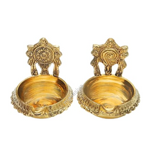 Load image into Gallery viewer, Mavasiva Brass Sangu Chakra Villakku - MAVASIVA SHOPPING